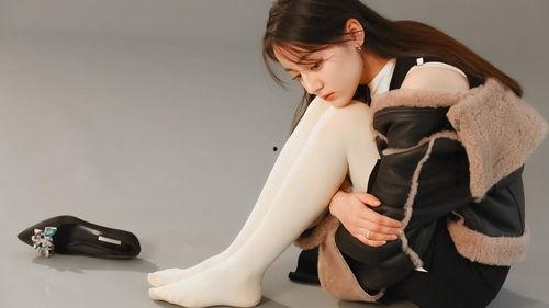 热巴床上丝袜写真,热巴私密床照曝光，性感魅力难以抗拒