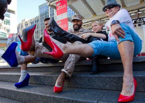 男生穿高跟鞋丝袜视频,揭秘男生穿搭新潮流