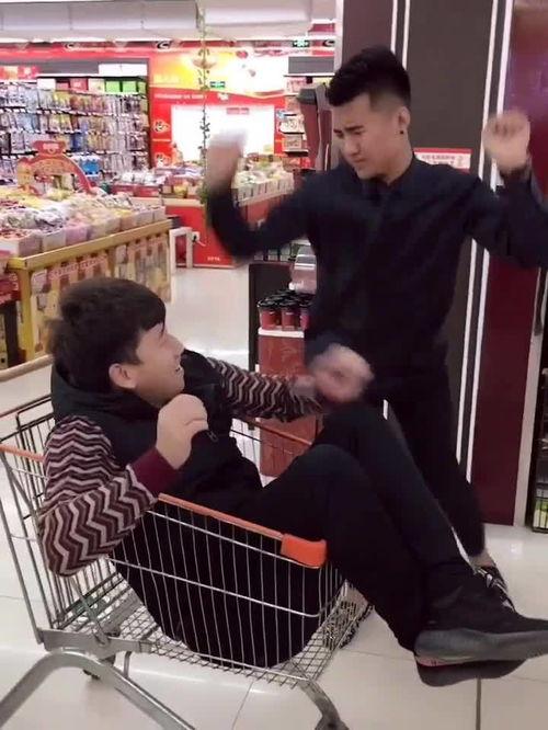 老公在超市看别人美女,老公瞬间陷入“花痴”模式