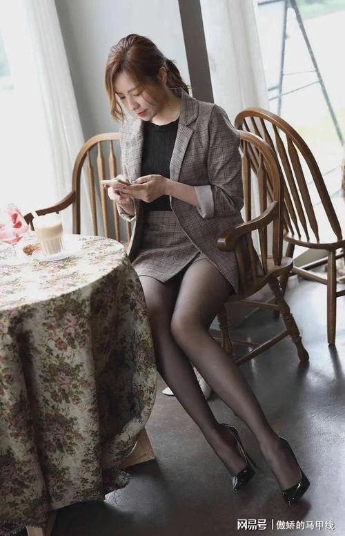 女性黑色丝袜美腿,丝袜映衬下的性感美腿诱惑